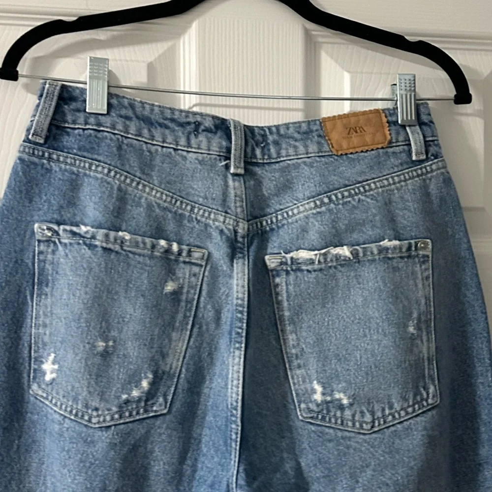 Zara distressed Mom Jeans Size 6